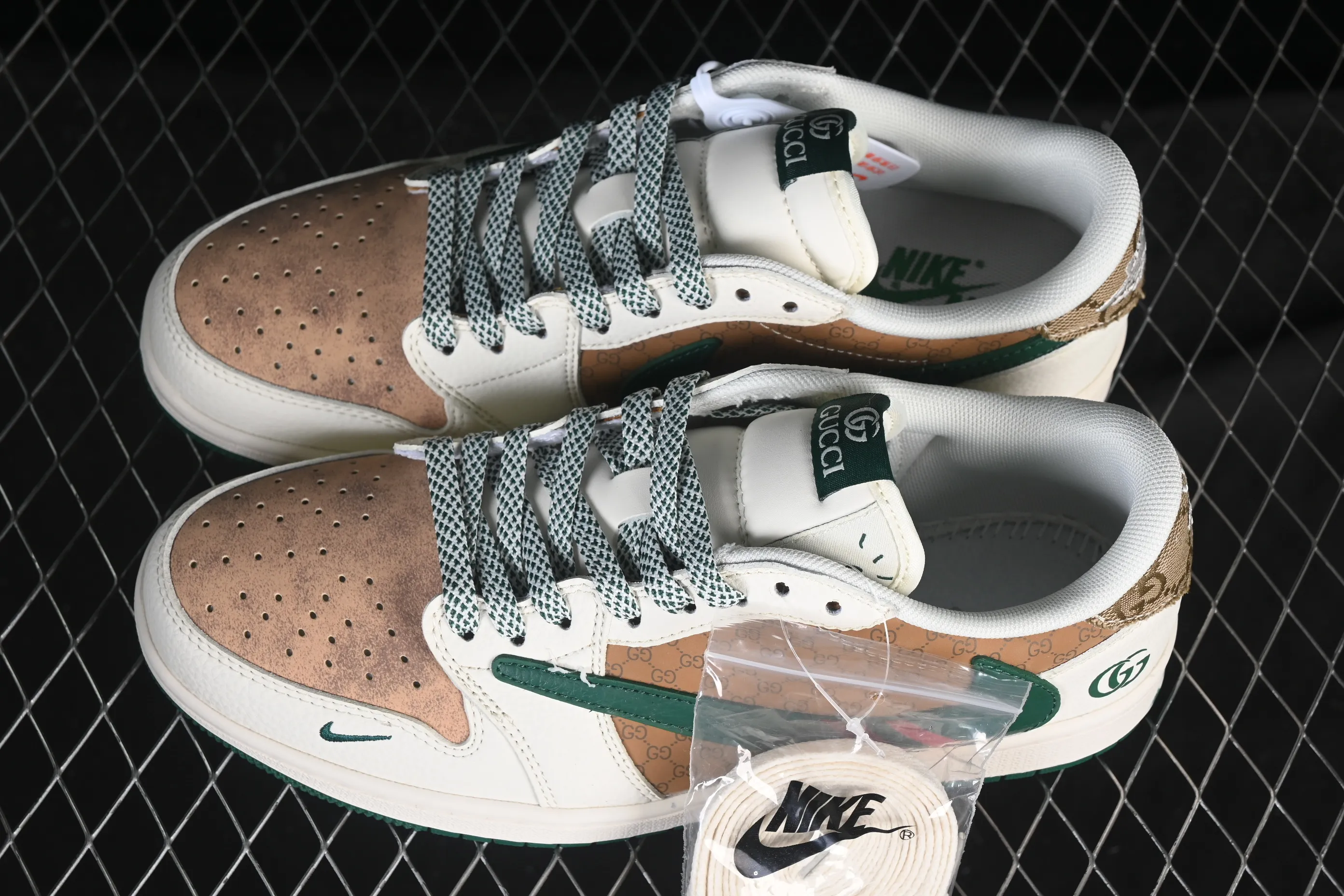 All categories Air Jordan Jordan series basketball shoes Air Jordan 1 Low high-end customized low-top sneakers Air Jordan 1 Low AJ1 Joe 1 Gucci joint pattern beige green red high-end customized low-top casual sneakers QW5088-206
